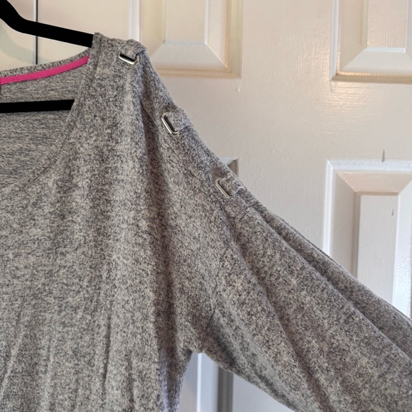 Verve Ami Women's Gray Long Sleeve  Top SZ 1X with Shoulder Buckle Detail - Picture 4 of 9